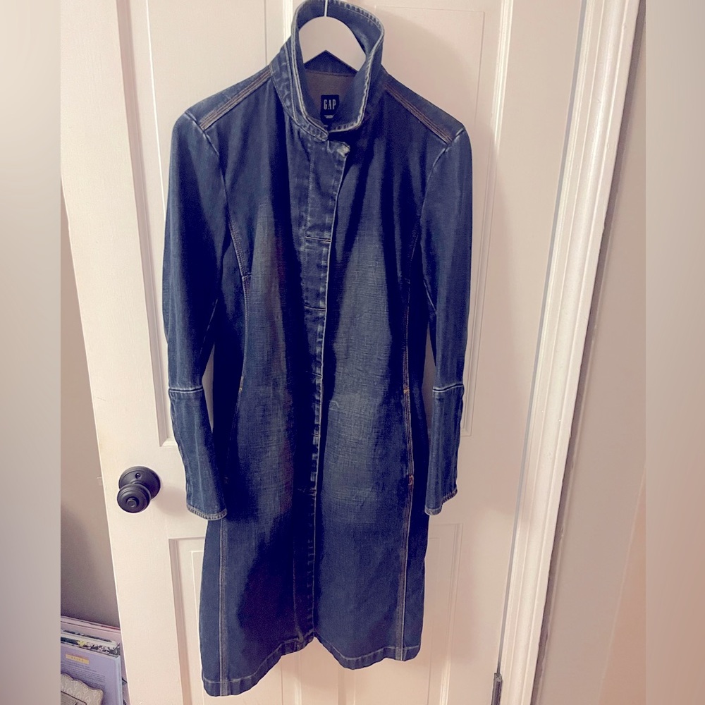 Gap Vintage y2k Nwot denim jacket, long with hidden snap buttons. Size XS